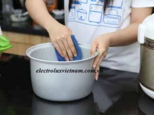 Cách vệ sinh nồi cơm điện electrolux